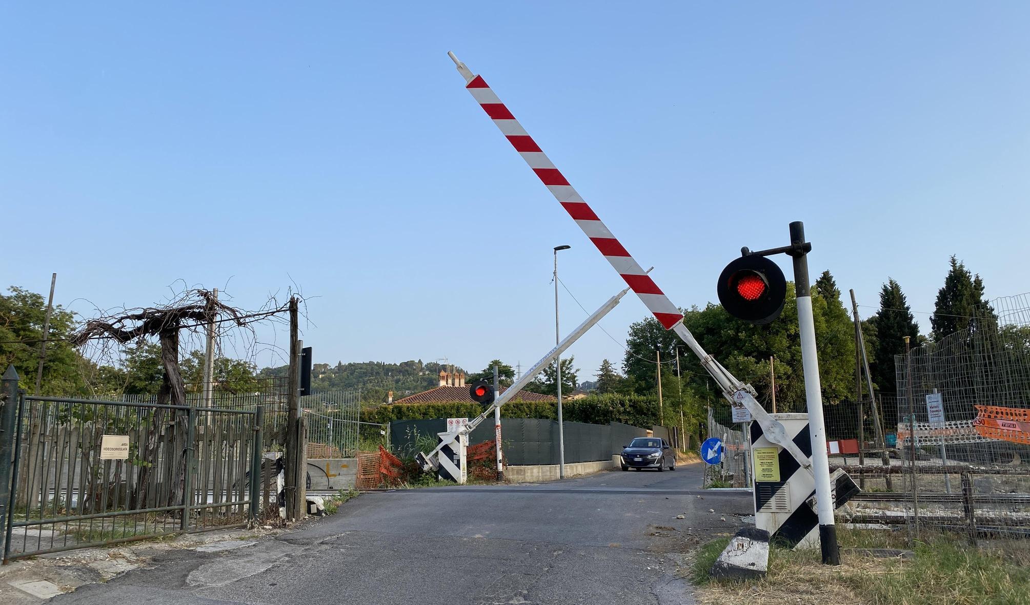 Passaggio a livello con semibarriere